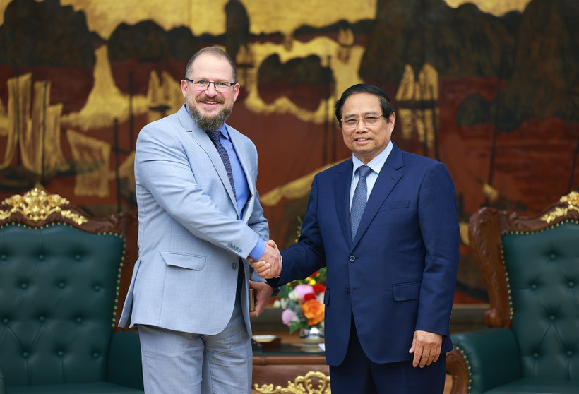 El primer ministro de Vietnam, Pham Minh Chinh (derecha), recibe al presidente y director general de Qualcomm, Cristiano Amon (Foto: VNA)