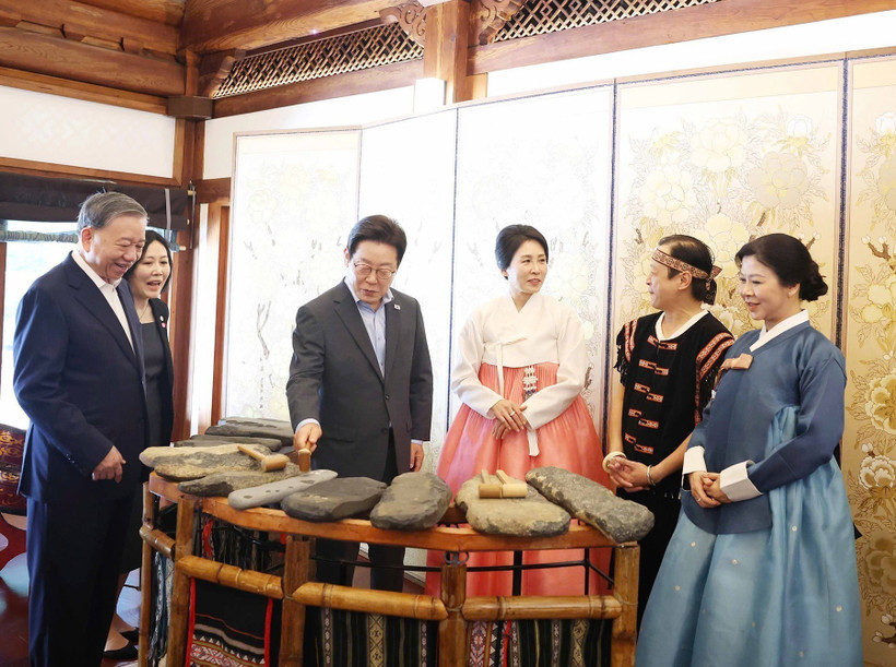 El secretario general del PCV, To Lam, y su cónyuge, Ngo Phuong Ly, presentan sobre el xilófono de piedra de Vietnam al presidente surcoreano Lee Jae Myung y su esposa, Kim Hae Kyung (Foto: VNA)