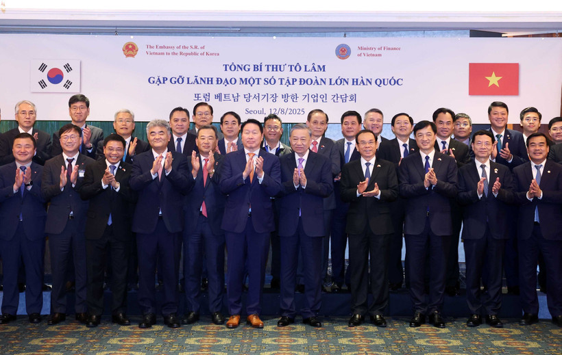 El secretario general del Partido Comunista de Vietnam, To Lam, y los directivos de las corporaciones surcoreanas (Foto: VNA)