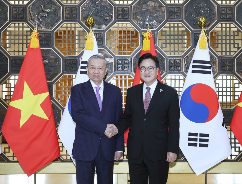 El secretario general del Partido Comunista de Vietnam, To Lam (izquierda), y el presidente de la Asamblea Nacional de Corea del Sur, Woo Won-sik (Foto: VNA)
