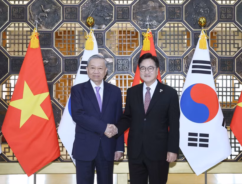 El secretario general del Partido Comunista de Vietnam, To Lam (izquierda), y el presidente de la Asamblea Nacional de Corea del Sur, Woo Won-sik (Foto: VNA)