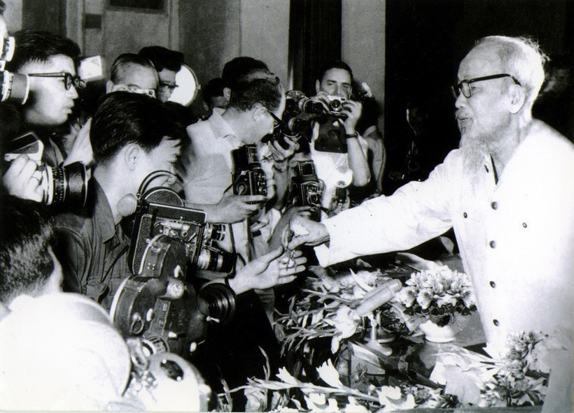 El Presidente Ho Chi Minh se reúne con los reporteros nacionales y extranjeros en Hanoi en 1968 (Foto: VNA)