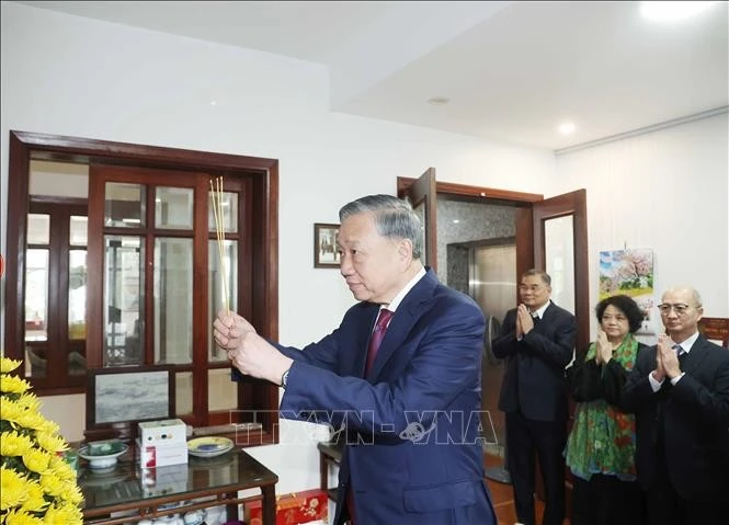 El secretario general del Partido Comunista de Vietnam, To Lam, rinde homenaje póstumo al primer ministro Pham Van Dong (Foto: VNA)