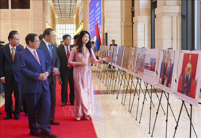 El primer ministro de Vietnam, Pham Minh Chinh, y su homólogo de Laos, Sonxay Siphandone, recorren la exposición (Foto: VNA)