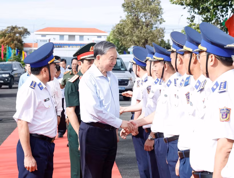 El secretario general del Partido Comunista de Vietnam, To Lam, saluda a los oficiales (Foto: VNA)