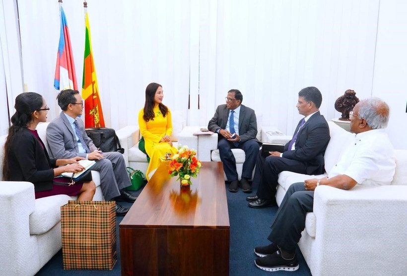La embajadora de Vietnam en Sri Lanka, Trinh Thi Tam, conversa con el gobernador Nagalingam Vethanayahan (Foto: Embajada de Vietnam en Sri Lanka)