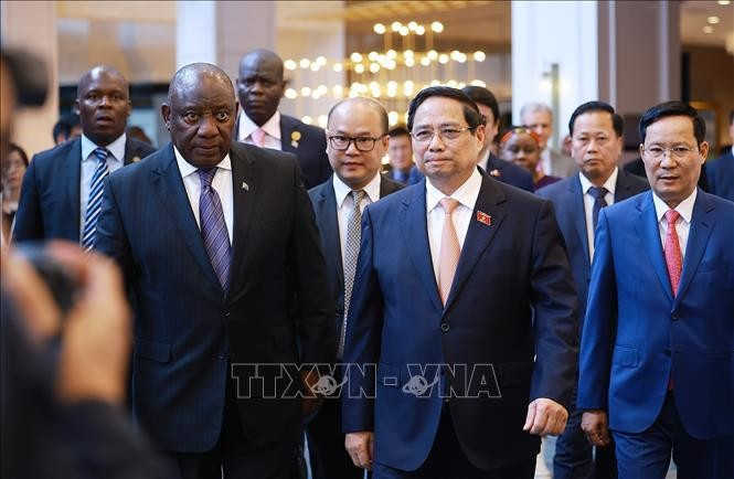 El primer ministro vietnamita, Pham Minh Chinh, y el presidente sudafricano, Matamela Cyril Ramaphosa, asisten al Foro Empresarial Vietnam-Sudáfrica (Foto: VNA)