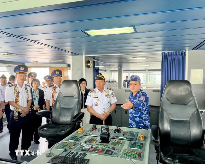 Un oficial vietnamita presenta sobre el buque CBS 8001 (Foto: VNA)