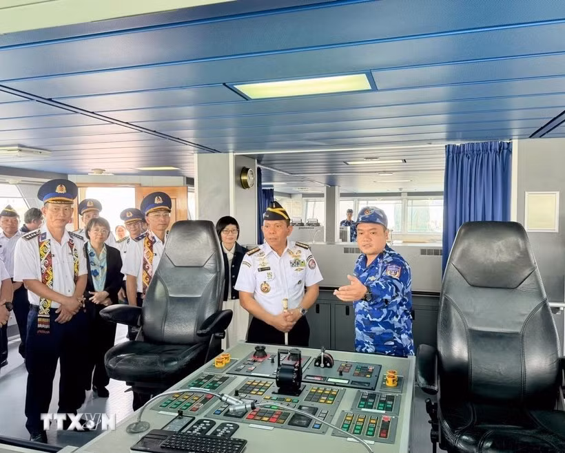 Un oficial vietnamita presenta sobre el buque CBS 8001 (Foto: VNA)