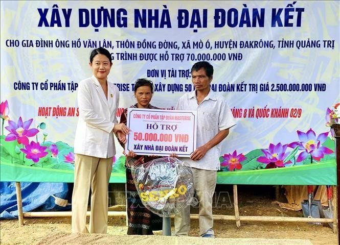 Las autoridades locales entregan simbólicamente la asistencia financiera a un hogar pobre en la comuna de Mo O, distrito de Dakrong, provincia de Quang Tri (Foto: VNA)