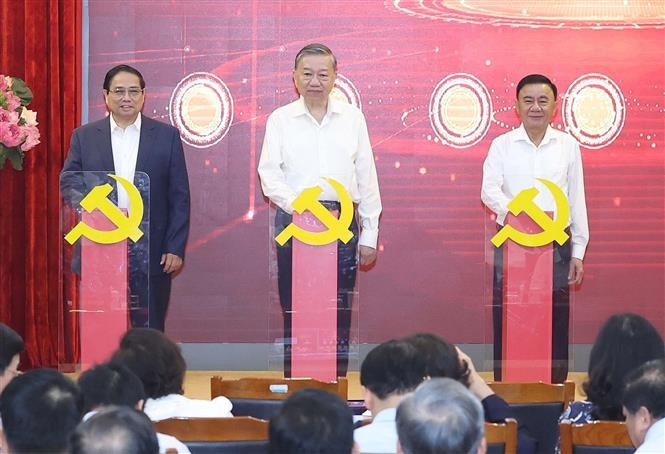 El secretario general del PCV, To Lam (en el medio), el primer ministro Pham Minh Chinh (izquierda), y el miembro permanente del Secretariado del Comité Central del Partido, Tran Cam Tu, lanzan tres plataformas digitales vitales para el cumplimiento de la Resolución No. 57-NQ/TW. (Foto: VNA)