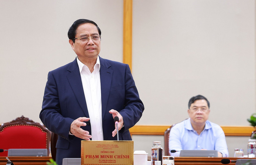 El primer ministro Pham Minh Chinh trabaja con el buró ejecutivo del Comité del Partido en la provincia de An Giang (Foto: VNA)