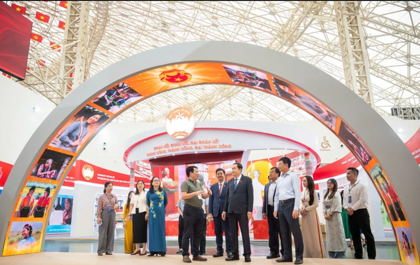 El presidente del Parlamento de Vietnam, Tran Thanh Man, inspecciona los preparativos de la exposición (Foto: VNA)