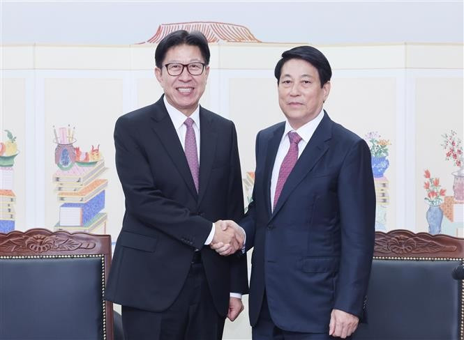 El presidente de Vietnam, Luong Cuong (derecha), recibe al alcalde Park Heong Joon (Foto: VNA)