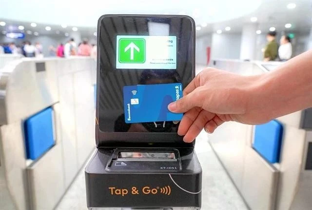 Los pasajeros ahora pueden usar tarjetas NAPAS para pagar sus viajes además de otras opciones de pago sin efectivo (Foto: Sacombank)