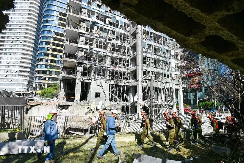 Un edificio destruido después de un ataque en Ramat Gan, Israel. (Foto: Xinhua/VNA))