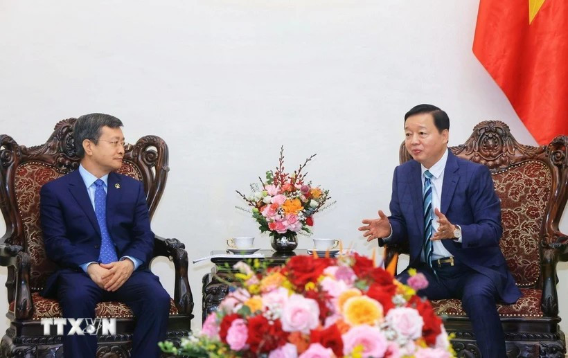 El viceprimer ministro Tran Hong Ha (derecha) recibe a Chen Sichang, director general de la CCECC (Foto: VNA)