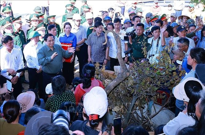 El primer ministro Pham Minh Chinh visita a las familias afectadas por los desastres naturales en la comuna de De Gi, provincia de Gia Lai (Foto: VNA)