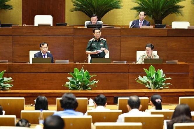 El general Phan Van Giang, ministro de Defensa, aclara algunas cuestiones a los diputados (Foto: VNA)