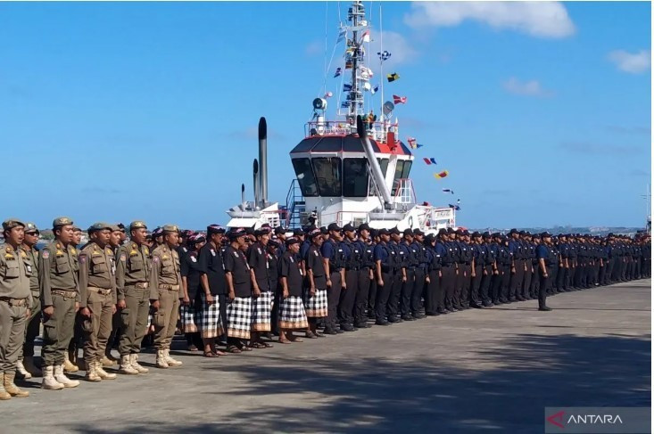 Las autoridades de inmigración de Indonesia establecen un grupo de patrulla para monitorear a los turistas de Bali en el puerto de Benoa, Denpasar, Bali (Foto: ANTARA)