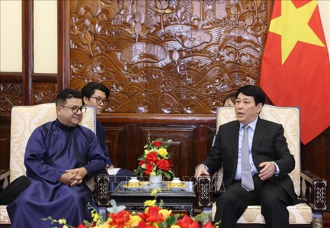 El presidente de Vietnam, Luong Cuong (derecha), conversa con el embajador de Chile, Sergio Narea Guzmán (Foto: VNA)