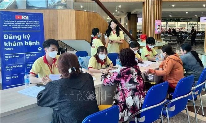 El área de recepción para consultas médicas dentro del programa. (Foto: VNA)