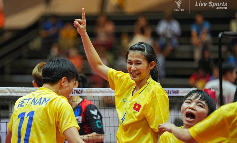 La selección femenina de sepak takraw de Vietnam se proclamó campeona tras una emocionante victoria por 2-1 contra la anfitriona Tailandia (Foto: VNA)