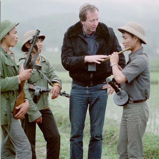 El fotógrafo Thomas Billhardt y soldados vietnamitas (Fotografía: cortesía de Thomas Billhardt)