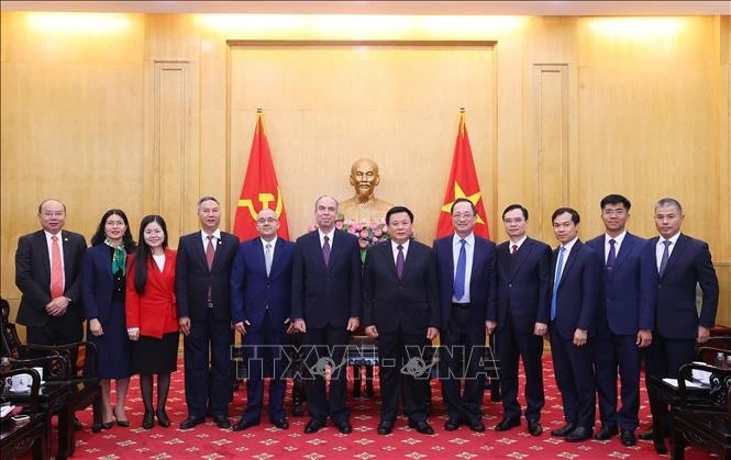 El director de la Academia Nacional de Política Ho Chi Minh, Nguyen Xuan Thang, y el embajador cubano, Rogelio Polanco Fuentes, junto con los delegados (Foto: VNA)