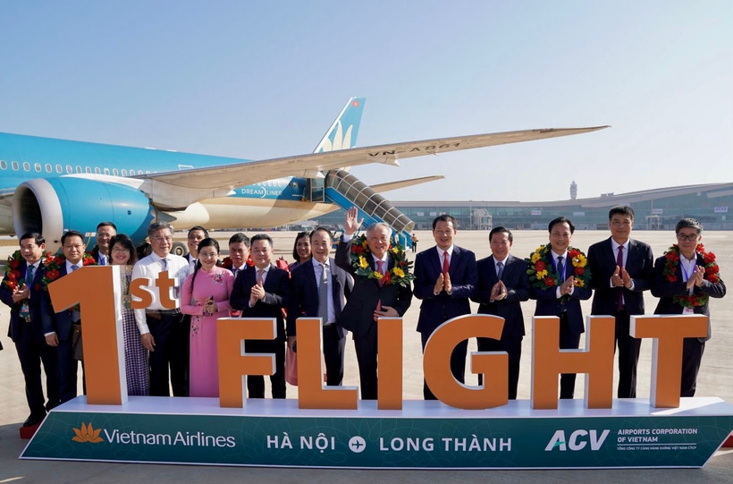 El primer vuelo de pasajeros de Vietnam Airlines a Long Thanh transporta al viceprimer ministro Nguyen Hoa Binh (sexto desde la derecha) y casi 100 pasajeros (Foto: VNA)