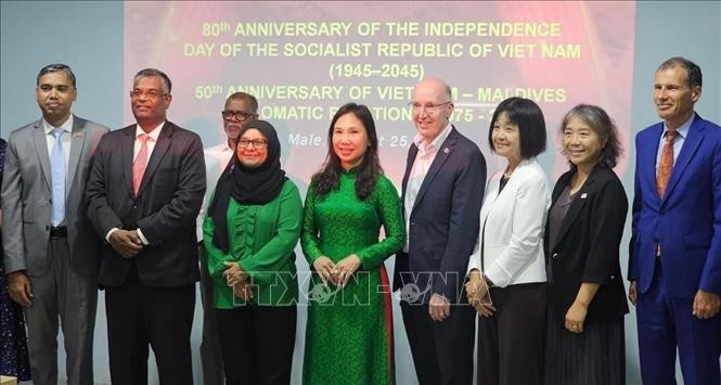 Delegados participantes en la ceremonia conmemorativa por el 80.º aniversario del Día Nacional de Vietnam y el 50.º aniversario del establecimiento de relaciones diplomáticas Vietnam-Maldivas (Foto: VNA)