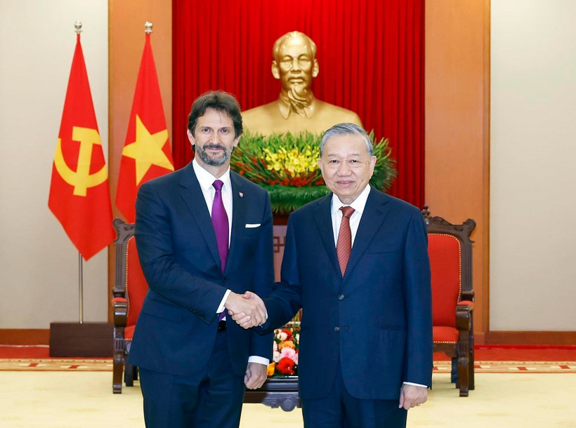 El secretario general del Partido Comunista de Vietnam, To Lam (derecha), recibe al viceprimer ministro y titular de Defensa de Eslovaquia, Robert Kaliňák (Foto: VNA)