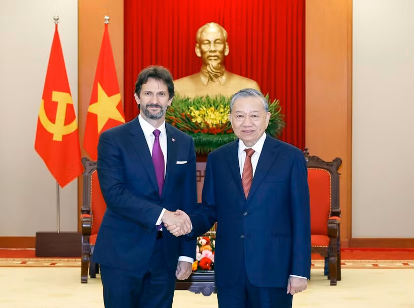 El secretario general del Partido Comunista de Vietnam, To Lam (derecha), recibe al viceprimer ministro y titular de Defensa de Eslovaquia, Robert Kaliňák (Foto: VNA)