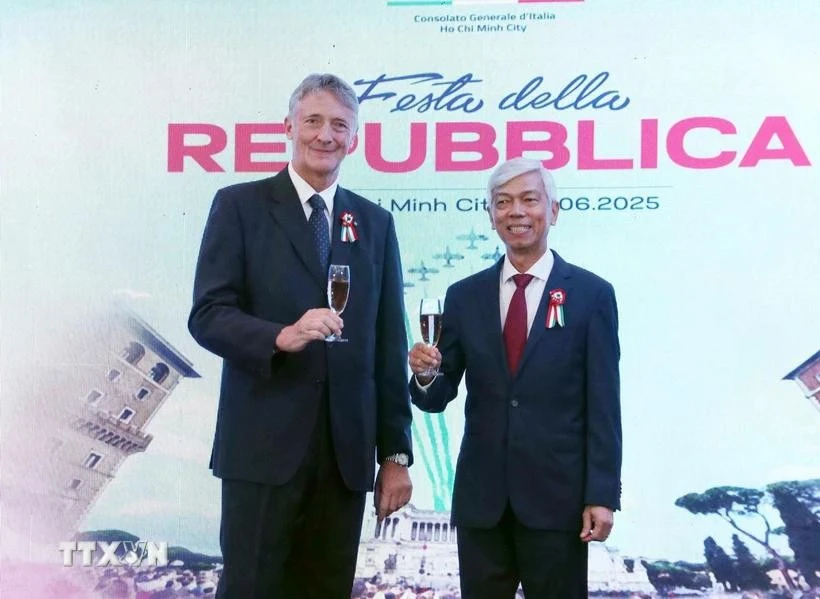 Vo Van Hoan (derecha), vicepresidente del Comité Popular de Ciudad Ho Chi Minh, y el cónsul general italiano Enrico Padula (Foto: VNA)