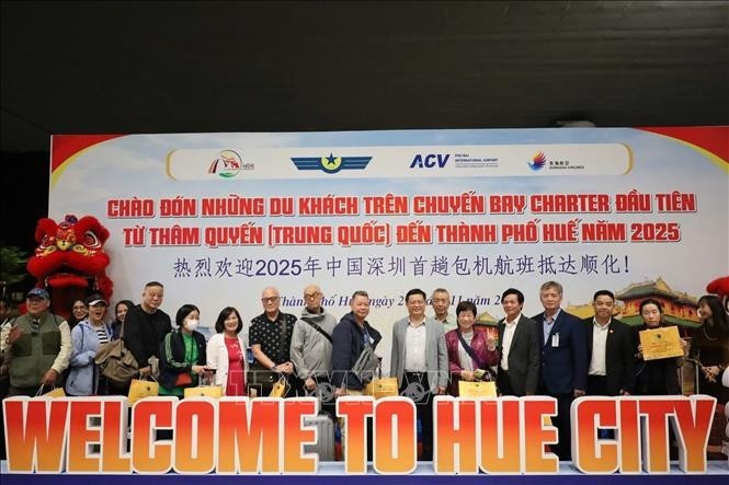 Ceremonia de bienvenida a los pasajeros del primer vuelo chárter de Shenzhen, China, a Hue. (Foto: VNA)