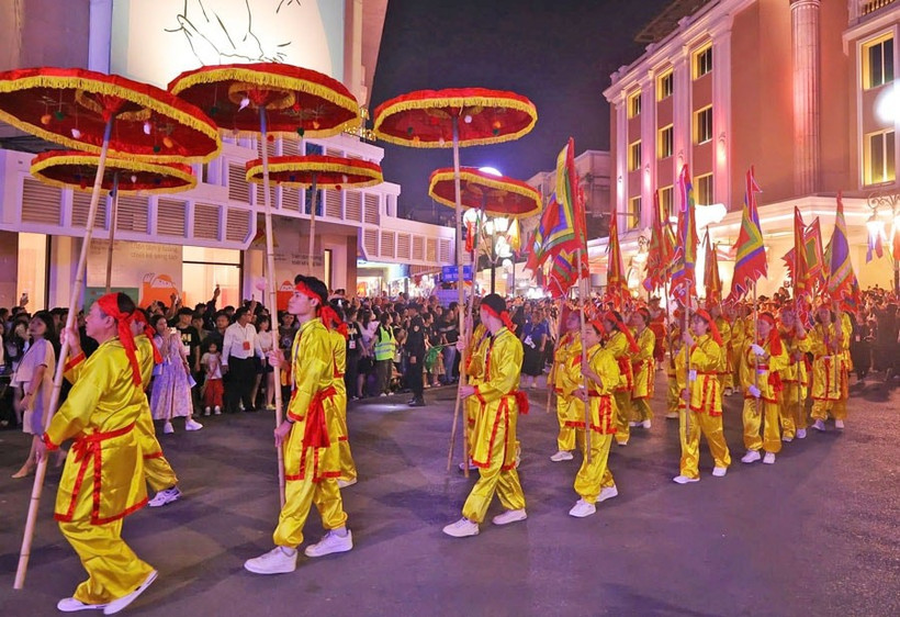 Desfile en el Festival de Diseño Creativo de Hanoi 2024 (Foto: https://hanoimoi.vn/)