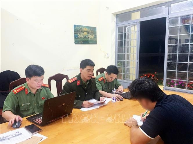 La Policía de la provincia de Lam Dong trabaja con un caso por difundir información falsa relacionada con la situación de los desastres naturales en redes sociales (Foto: VNA)
