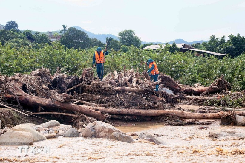 Las autoridades buscan urgentemente a los desaparecidos en la comuna de Chieng So (Foto: VNA)