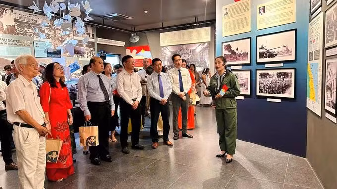 Visitantes en la exposición (Foto: https://www.sggp.org.vn/)