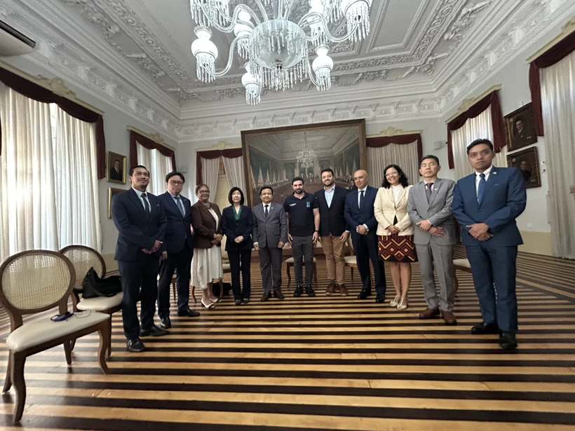Los embajadores de la ASEAN se reúnen con el alcalde de Belém, Igor Normando. (Foto: VNA)