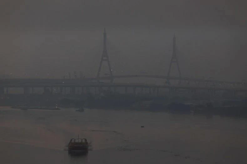 El puente Bhumibol, en Bangkok, en medio de la contaminación del aire durante el amanecer, el 26 de enero de 2025. (Foto: Reuters)