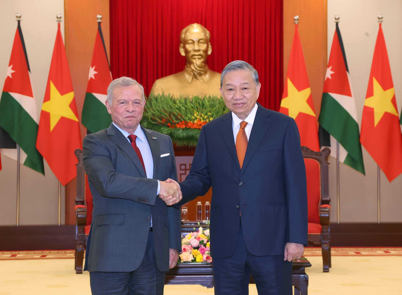 El secretario general del Partido Comunista de Vietnam, To Lam (derecha), recibe al rey jordano, Abdullah II Ibn Al-Hussein (Foto: VNA)