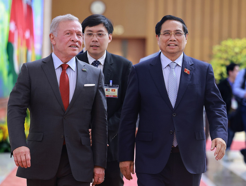 El primer ministro de Vietnam, Pham Minh Chinh (derecha), y el Rey de Jordania, Abdullah II Ibn Al-Hussein (Foto: VNA)