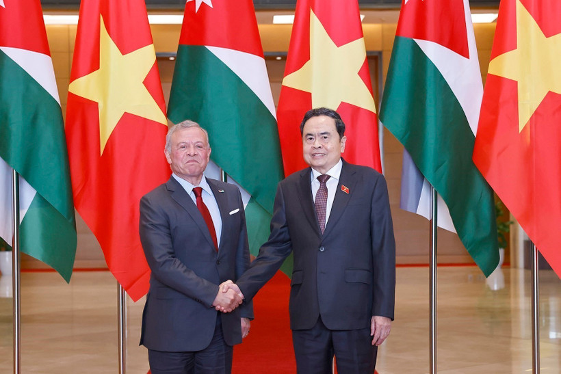 El presidente de la Asamblea Nacional de Vietnam, Tran Thanh Man (derecha), recibe al Rey de Jordania, Abdullah II Ibn Al-Hussein. (Foto: VNA)