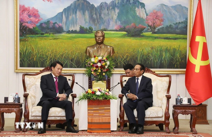 El ministro vietnamita de Seguridad Pública, general Luong Tam Quang. realiza una visita de cortesía a Bounthong Chitmani, miembro del Buró Político, miembro permanente del Secretariado del Comité Central del PPRL y vicepresidente de Laos (Foto: VNA)