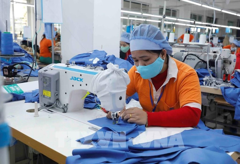En la empresa textil Hung Viet, en la provincia de Hung Yen (Foto: VNA)