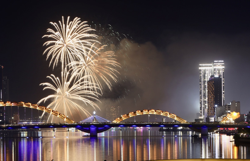 El espectáculo de fuegos artificiales del equipo chino (Foto: VNA)