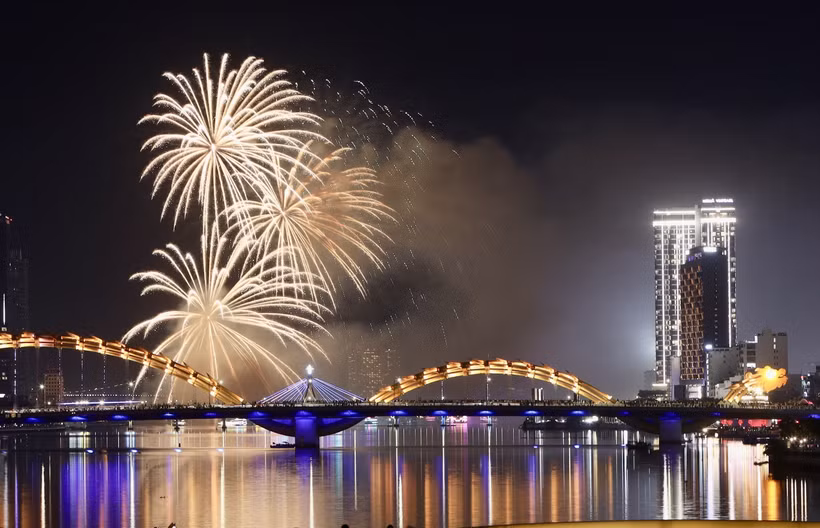 El espectáculo de fuegos artificiales del equipo chino (Foto: VNA)