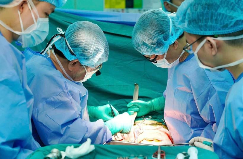 Médicos realizan un trasplante de riñón a un paciente con insuficiencia renal terminal. (Foto: VNA)