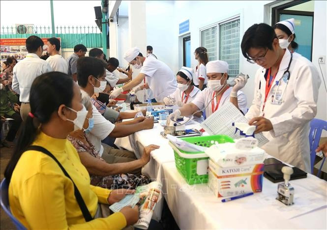 El personal médico realizan chequeos a las personas que participan en el programa. (Foto: VNA)